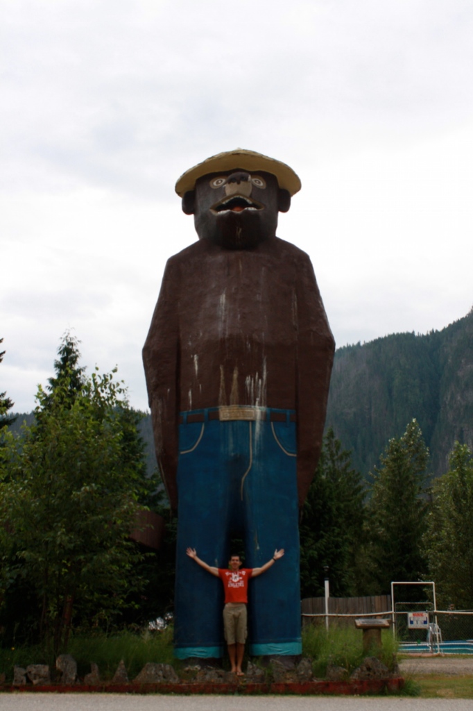 Giant wooden bear near Revelstoke National Park